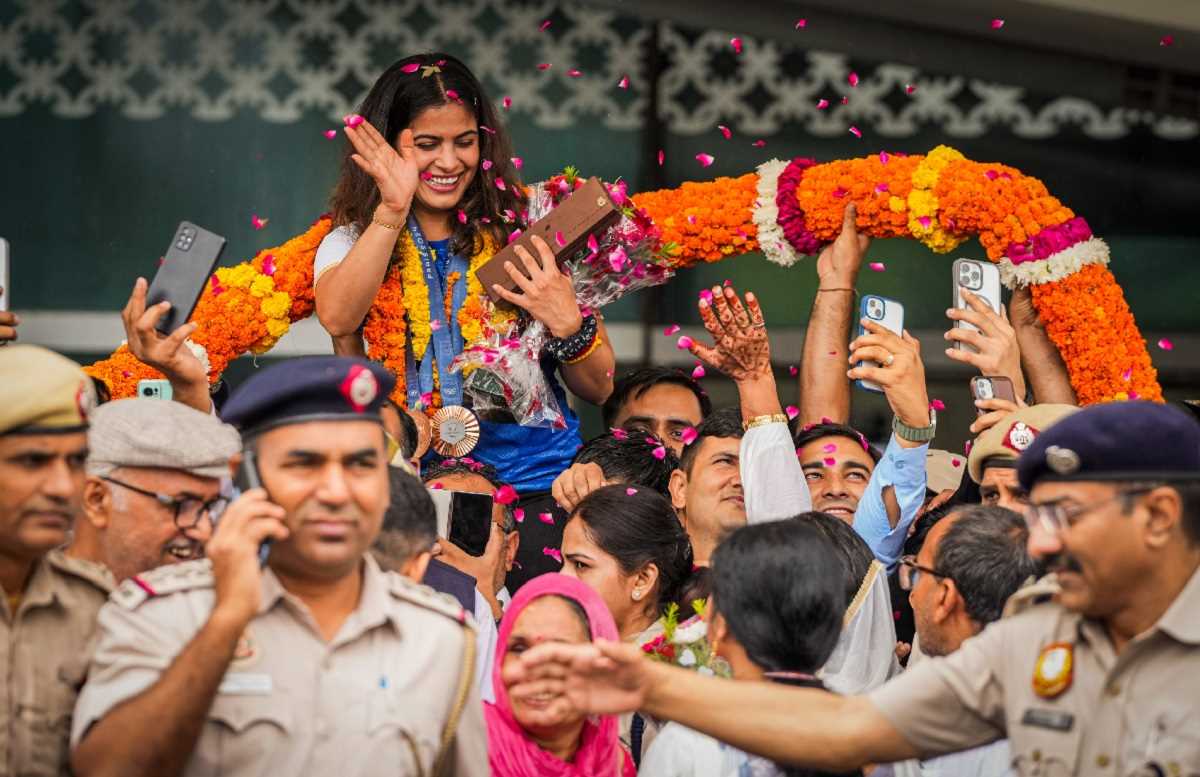 मनु भाकर भारत लौटीं, दिल्ली एयरपोर्ट पर हुआ भव्य स्वागत